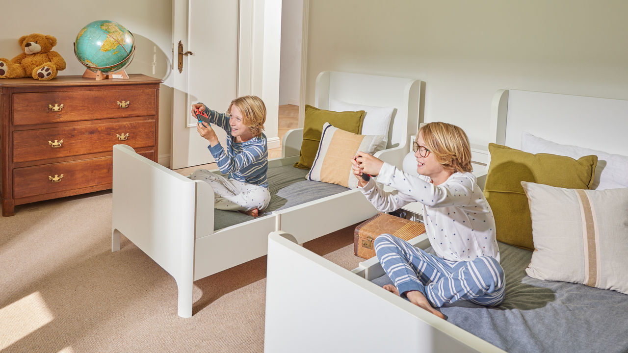 Brüder spielen in ihrem Zimmer