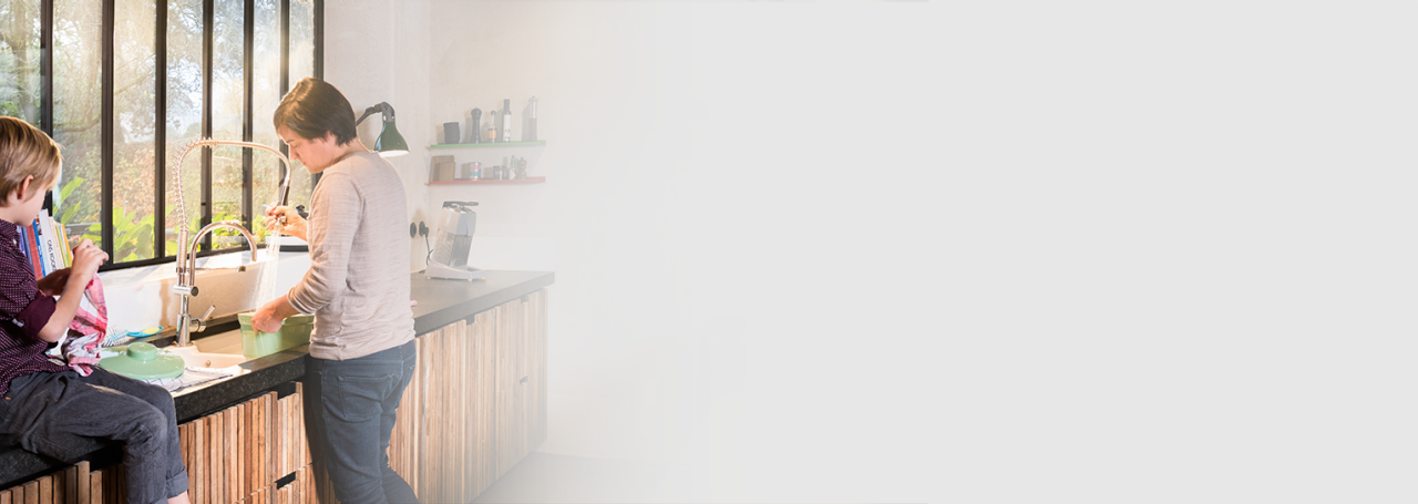 Femme utilisant de l’eau chaude