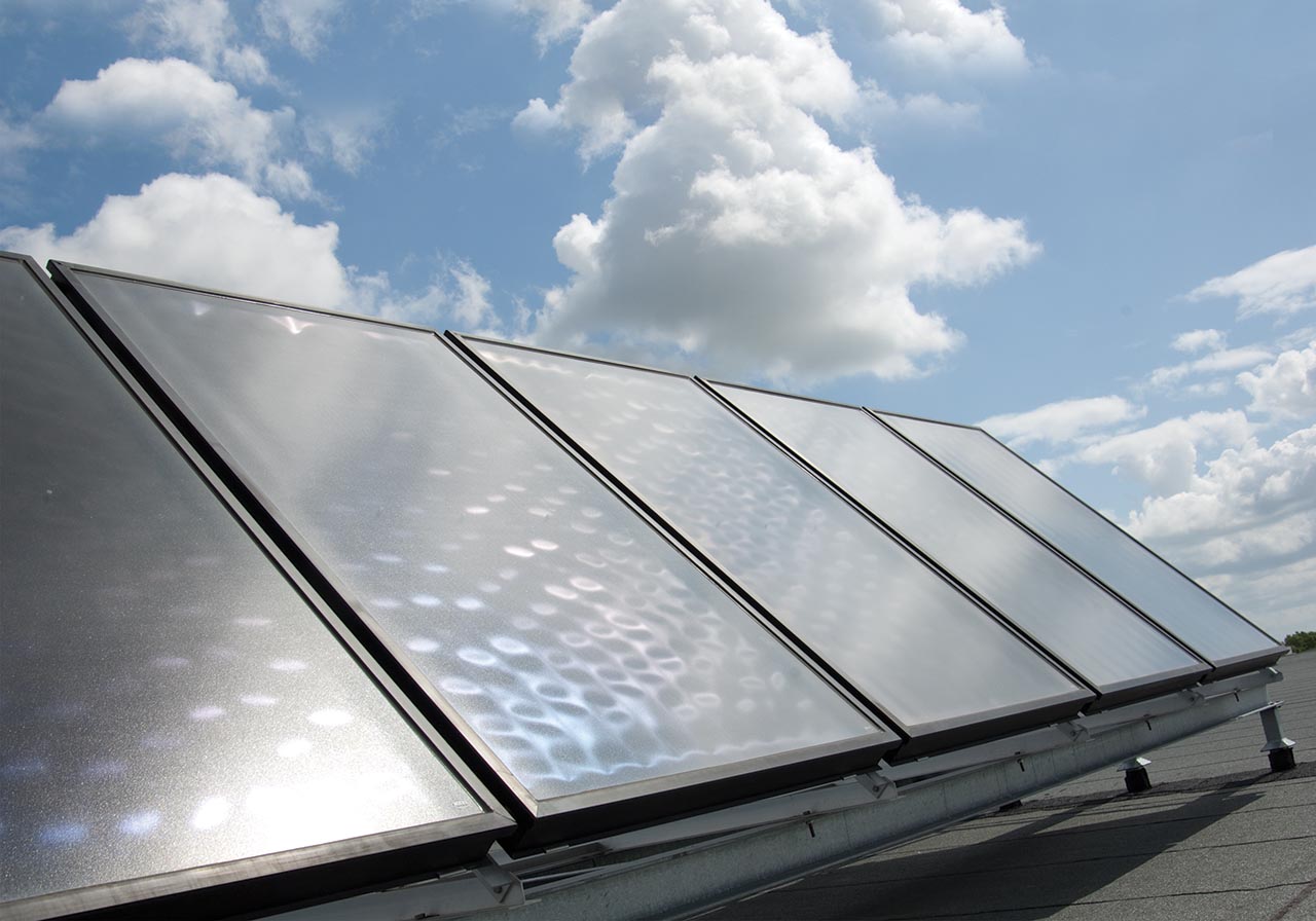 Panneaux solaires sur un toit.