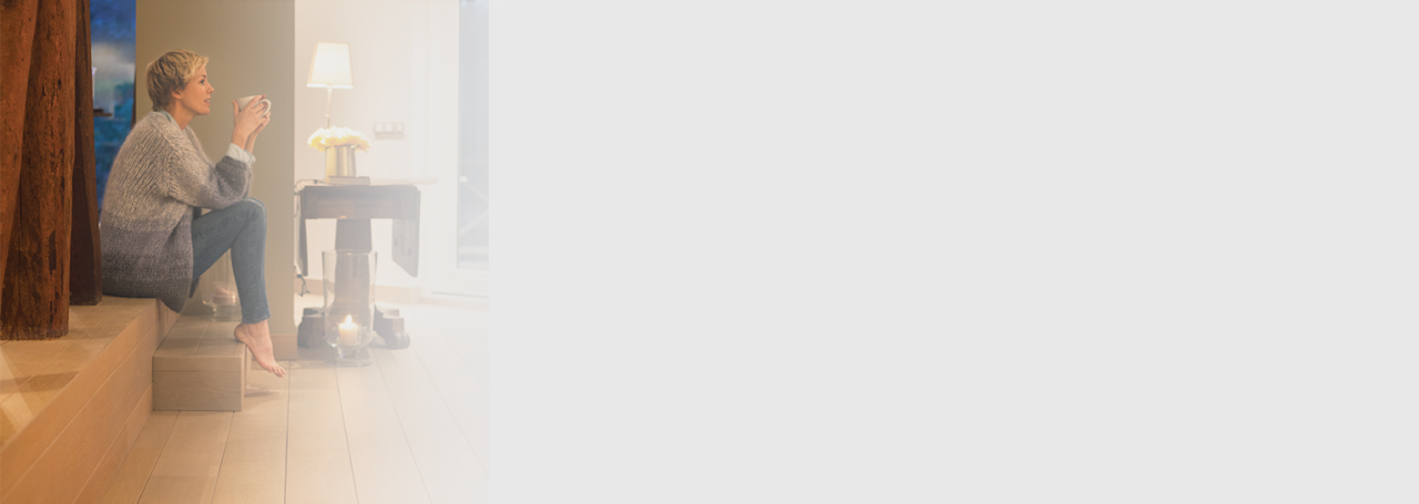 Donna che si riscalda con una tazza di caffè