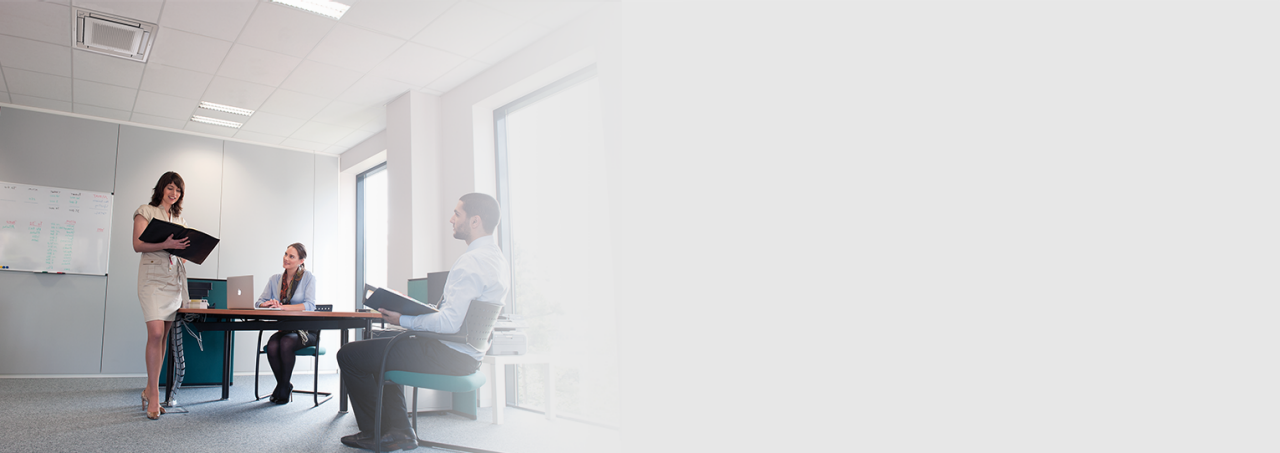 Tre persone in riunione in ufficio